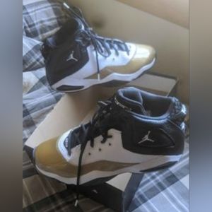 Jordan B'LOYAL size 10.5 men's BNIB no creases or wrinkles gold/black never worn